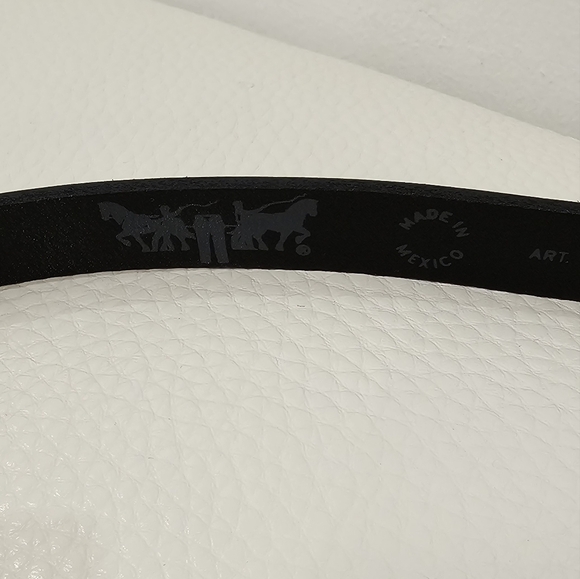 Levi's ORIGINAL Black Leather Belt Thin Logo Size M 90/36 - Picture 3 of 5